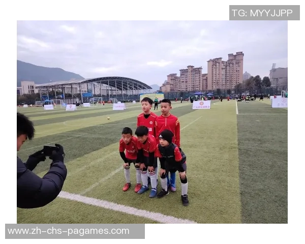 足球的旋律与梦想交织在一起的天下足球曲奏响了激情与荣耀的乐章